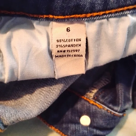 💙💙 NWOT Womens 2 Pair Distressed Grunge Ripped Jeans Size 6 Denim Casual - Picture 4 of 5